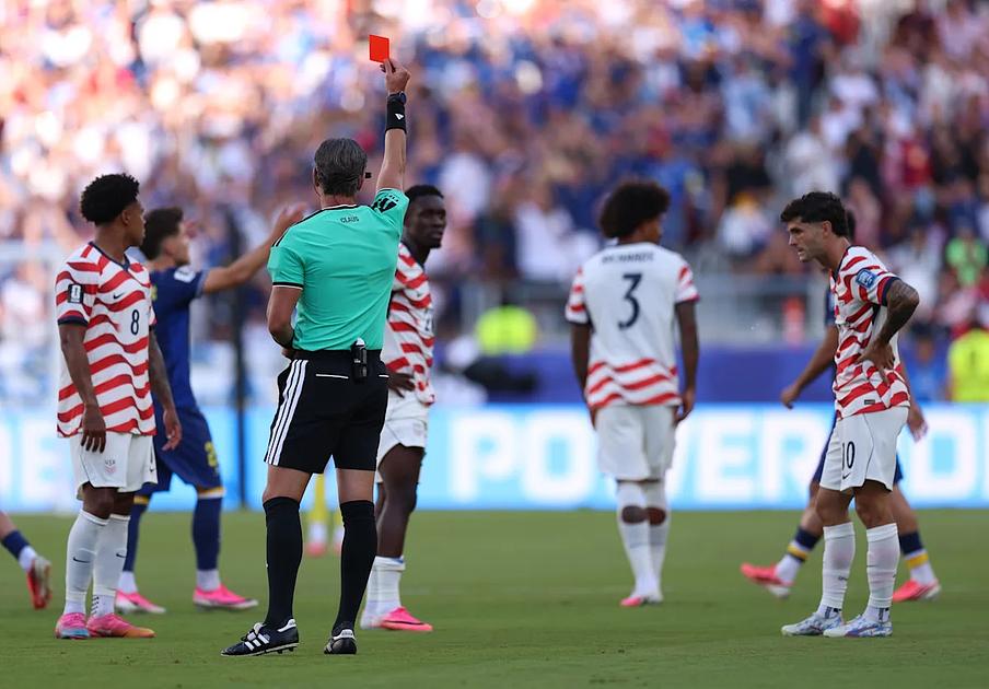 Balogun suspendido para octavos, no se permite apelar