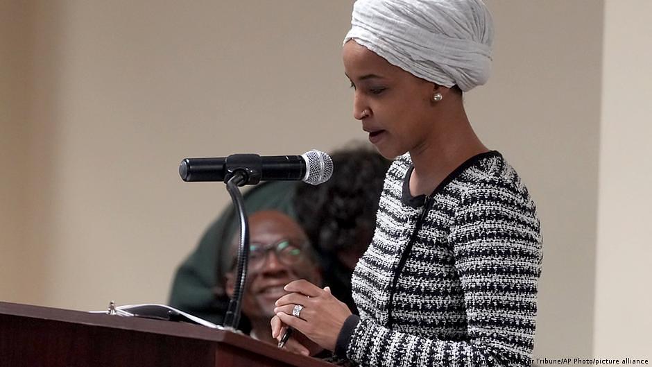 Trump intensifica críticas a Ilhan Omar mientras continúa registro federal