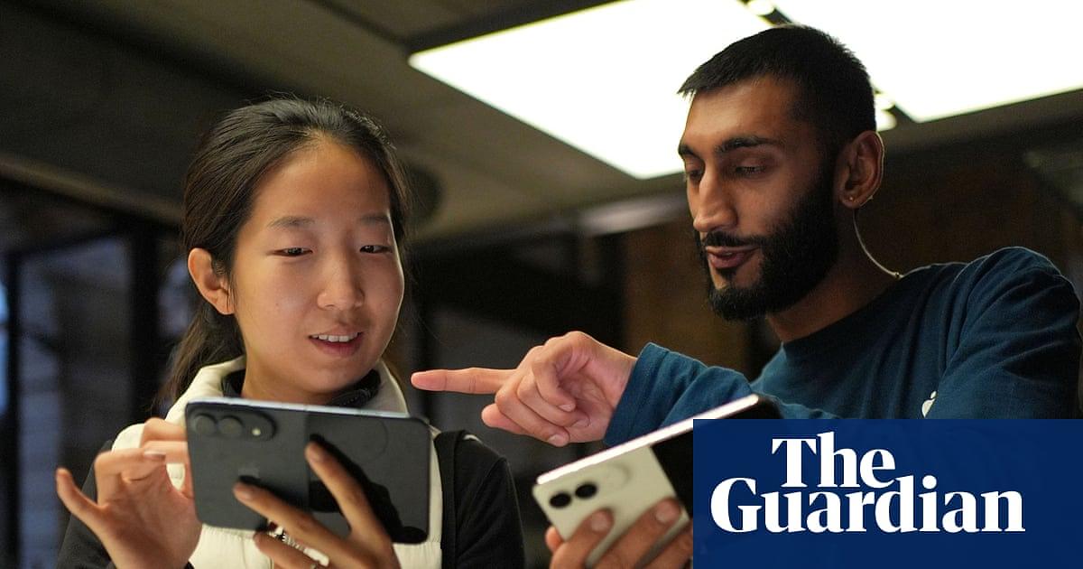 Apple acknowledges display flaw in select iPhone Duo models